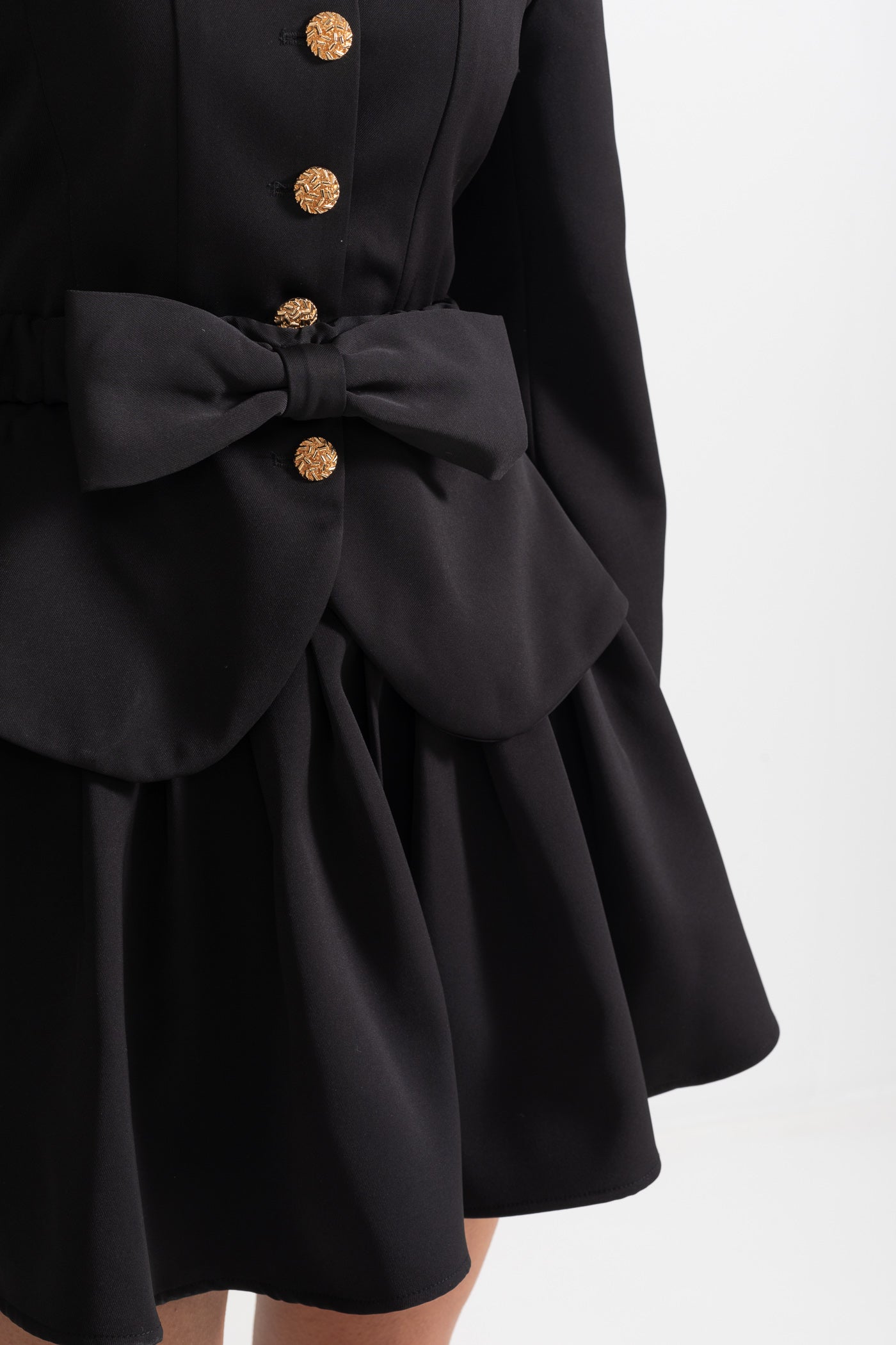 Fiyonklu ve Altın Düğmeli Siyah İkili Takım