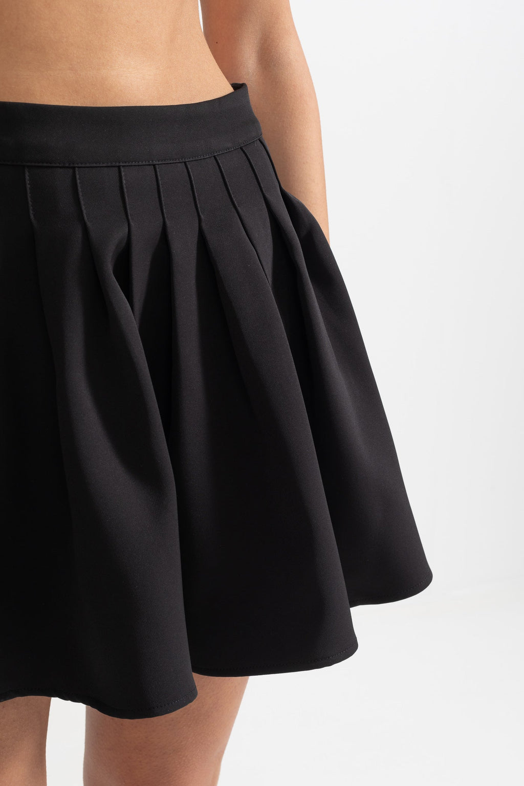 Fiyonklu ve Altın Düğmeli Siyah İkili Takım