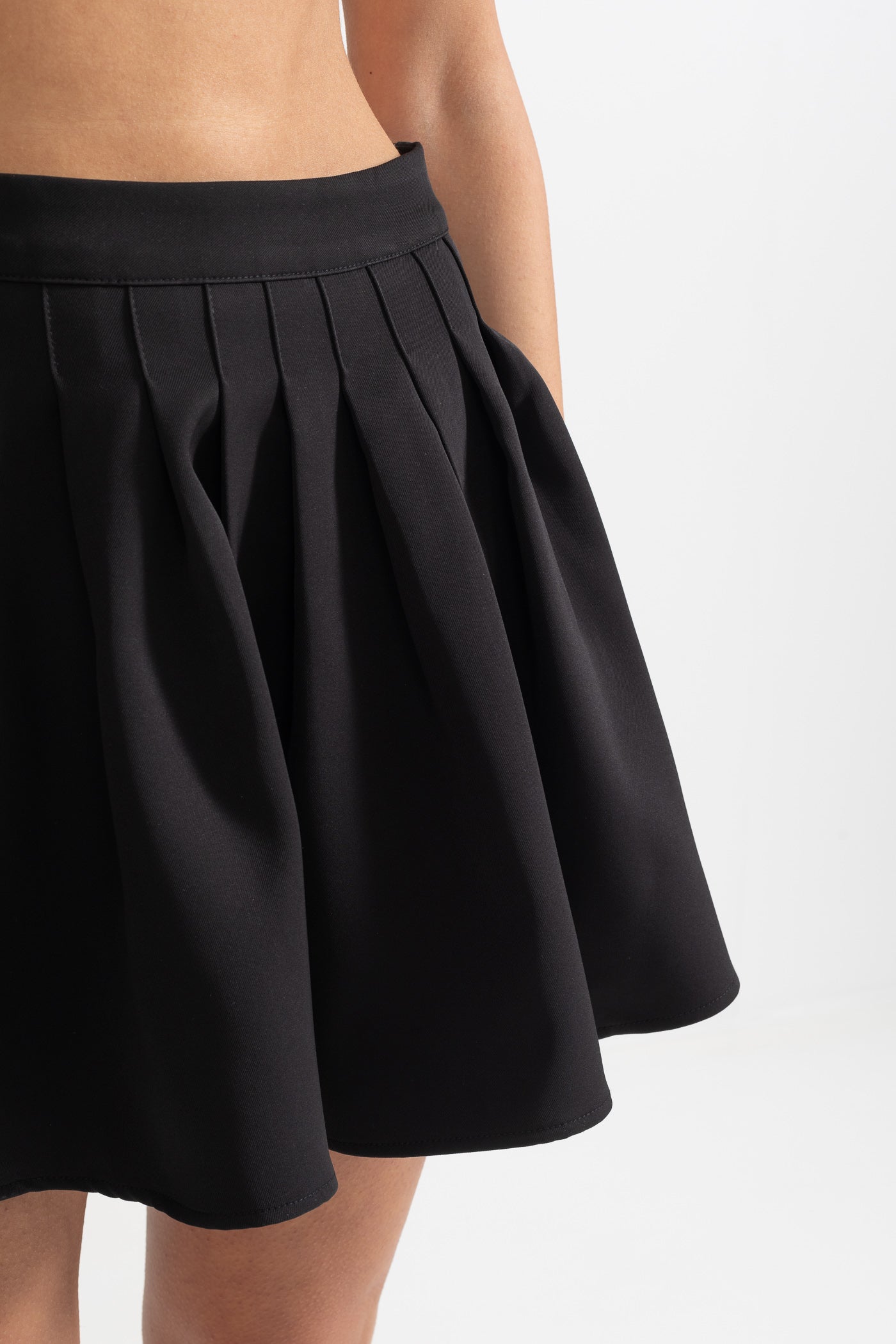 Fiyonklu ve Altın Düğmeli Siyah İkili Takım