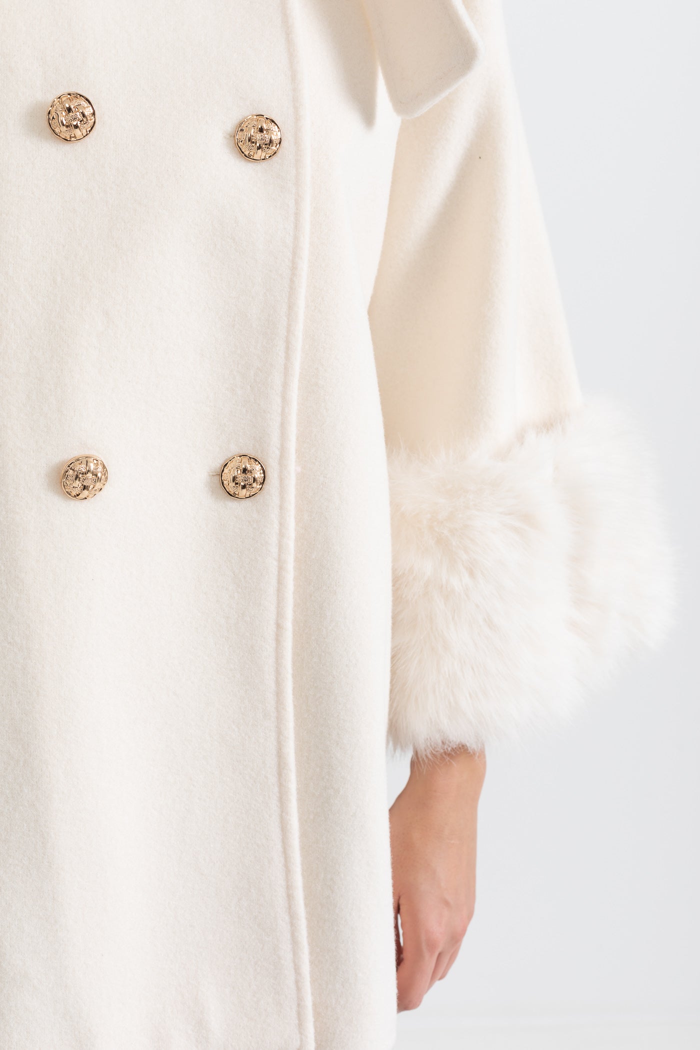 Kürk Manşetli ve Kurdele Detaylı Kaban