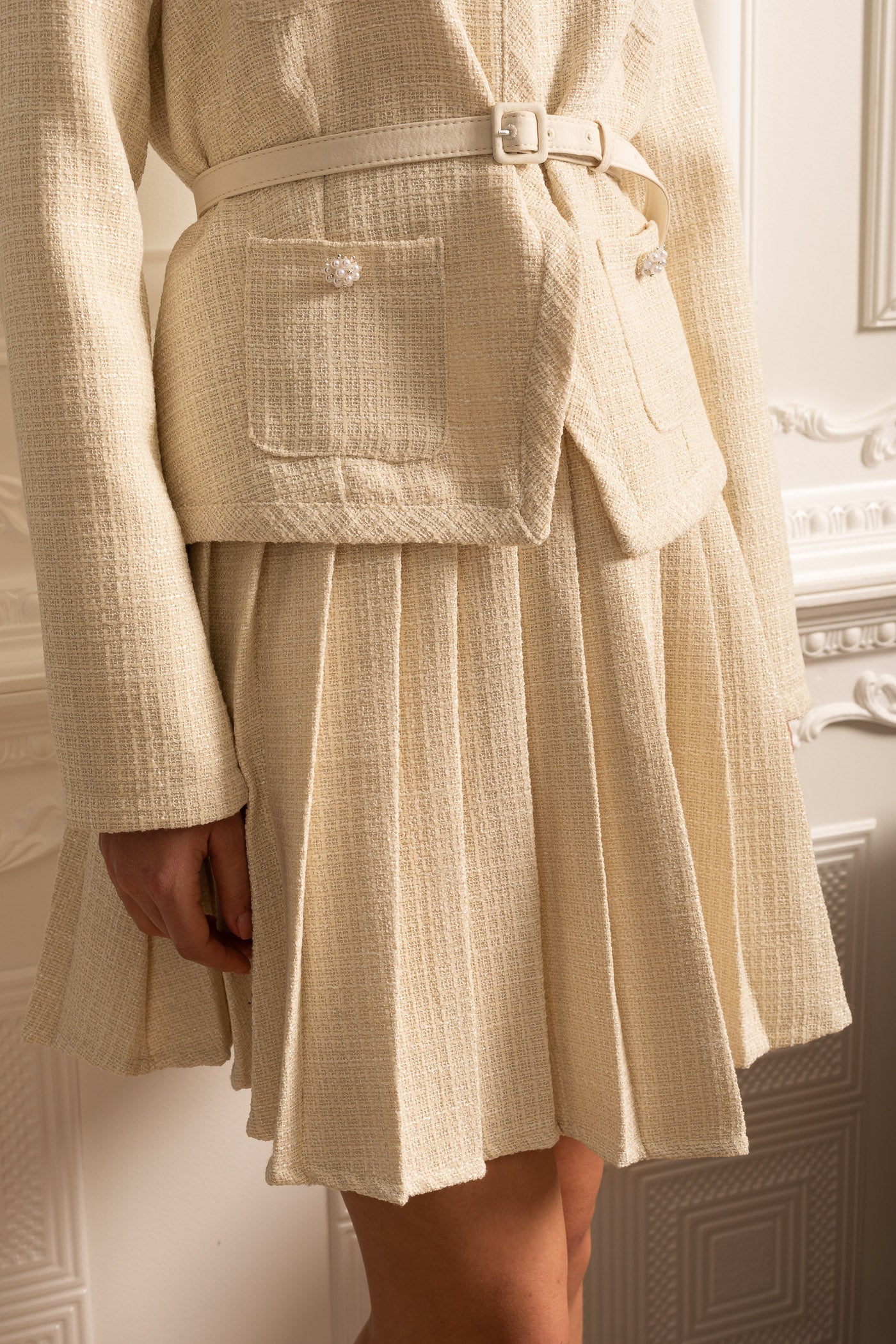 Uzun Kollu Üst ve Eşleşen Pileli Mini Etekli Dokulu Ortak Takım