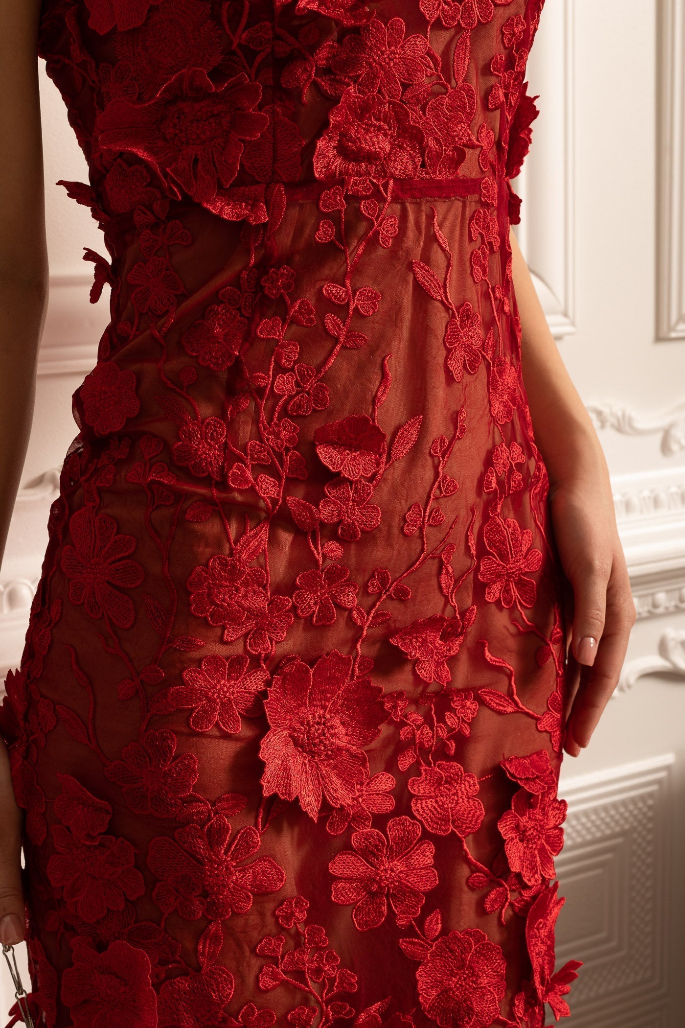 İnce İşlemeli Çiçek Desenli Şeffaf Elbise – Kırmızı