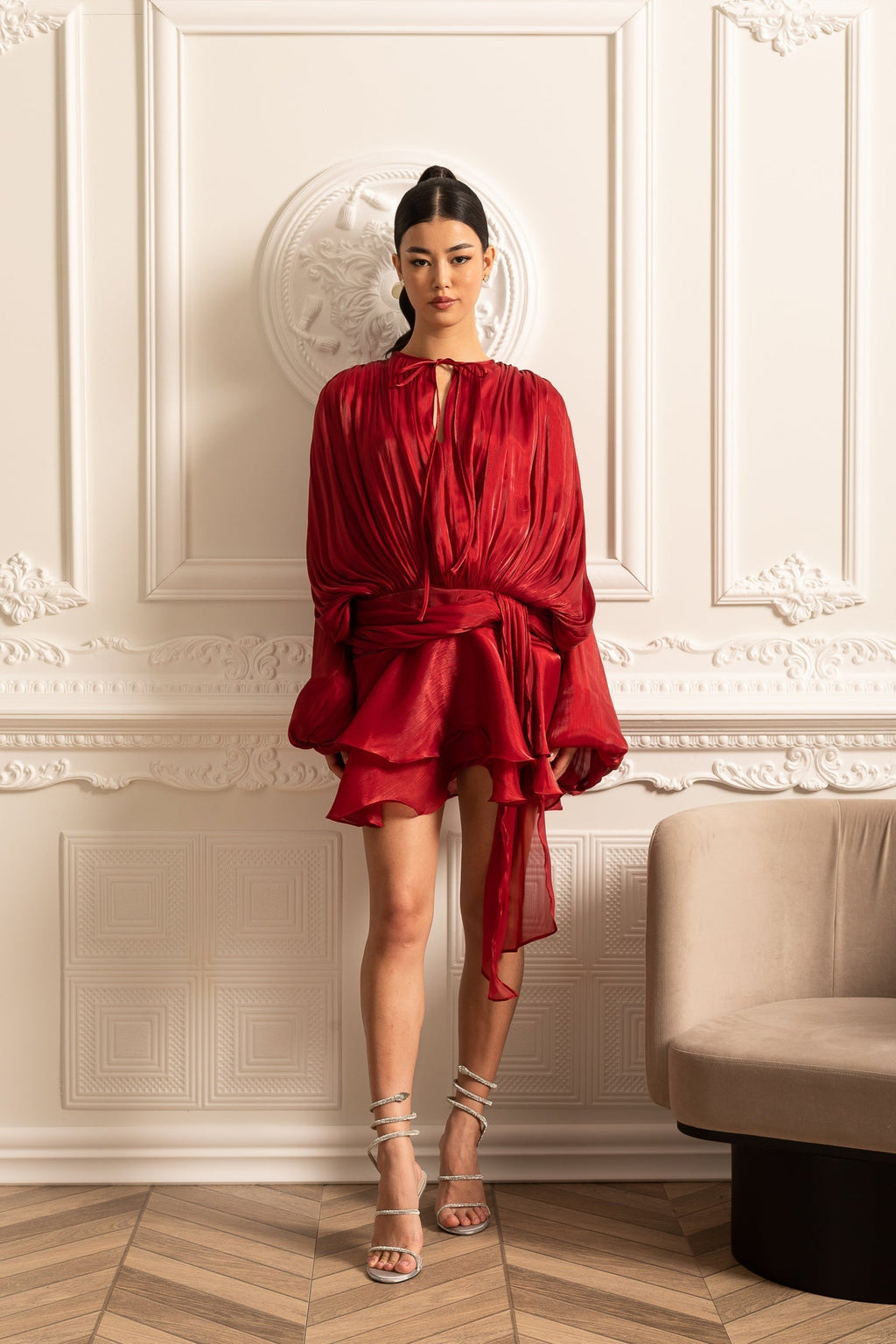 Drapeli Uzun Kollu, Mini Etekli ve Büzgülü Bel Detaylı Elbise – Kırmızı