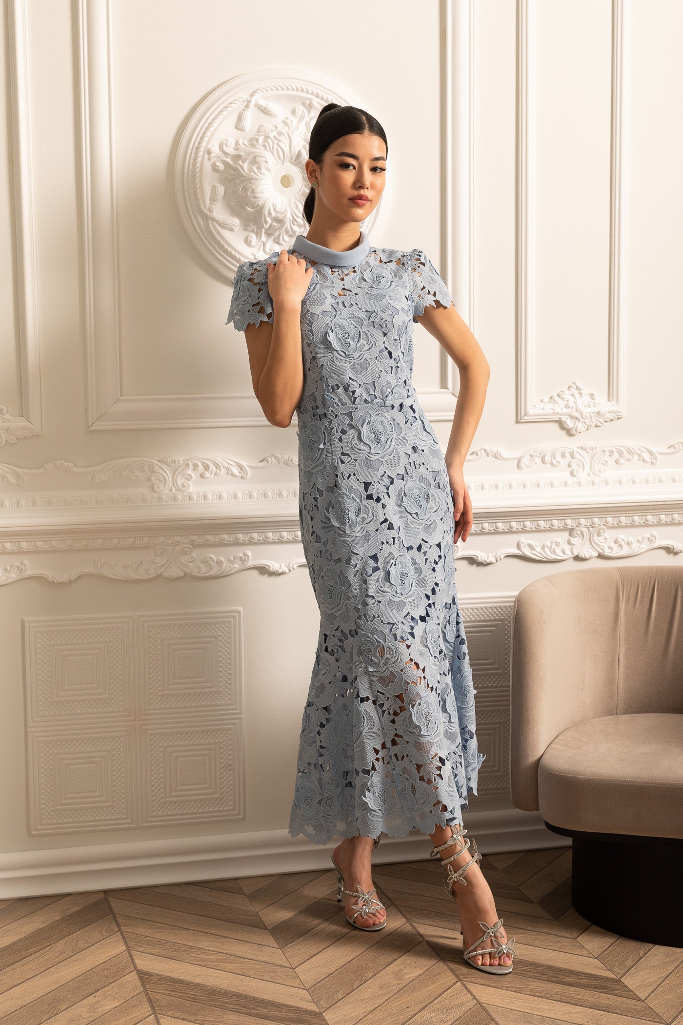 Yüksek Yakalı ve Midi Etekli Çiçek Desenli Dantel Elbise