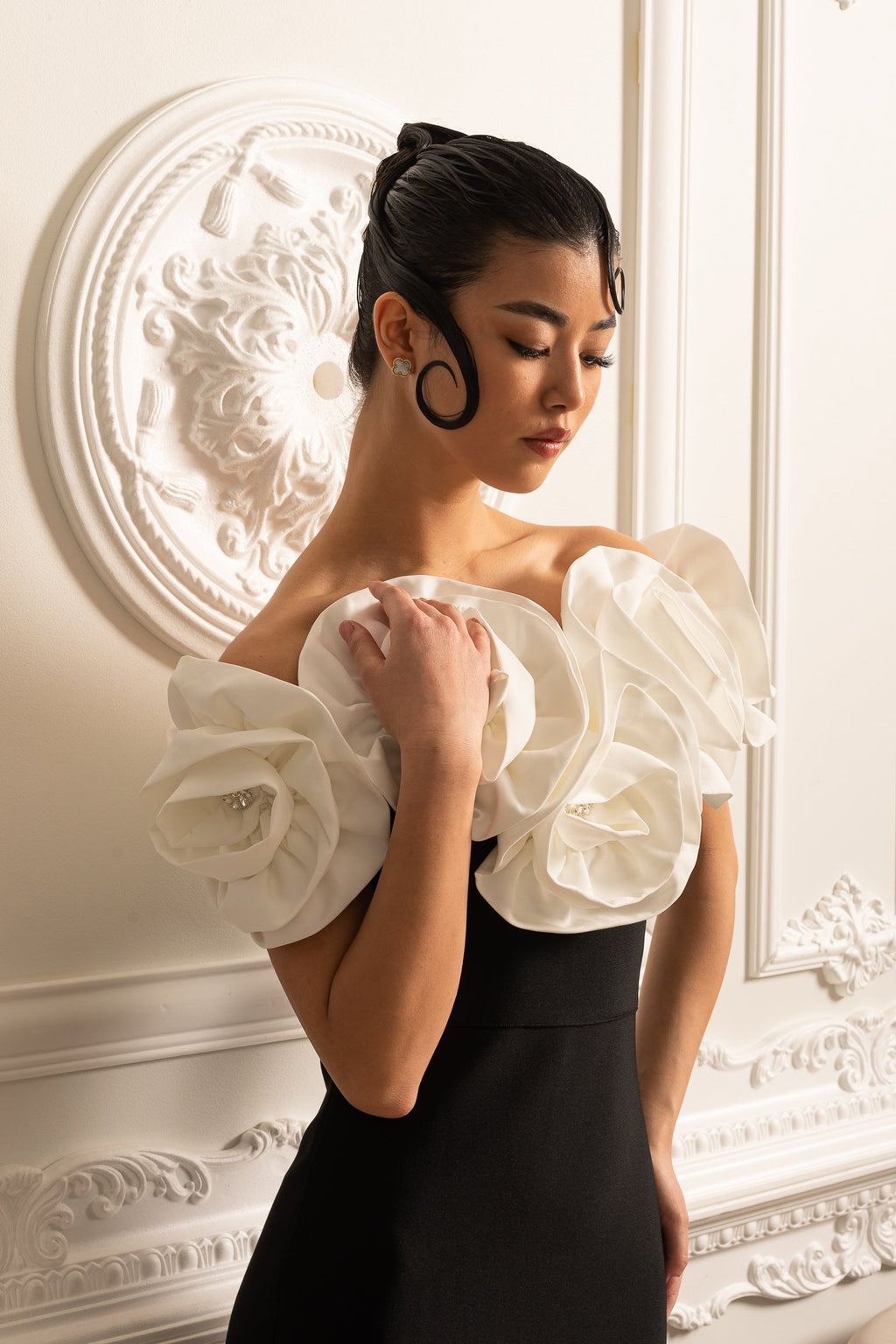 Büyük Beyaz Çiçek Süslemeli Gömme Elbise - Siyah