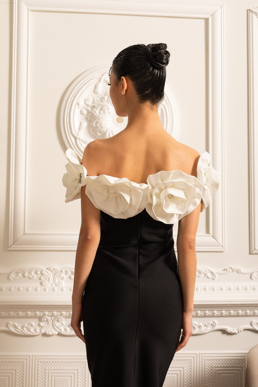 Büyük Beyaz Çiçek Süslemeli Gömme Elbise - Siyah