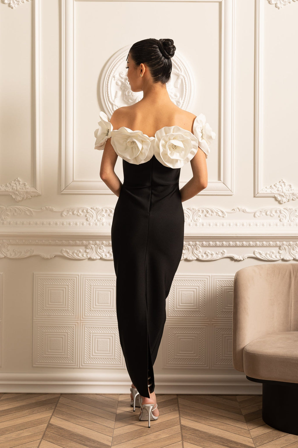 Büyük Beyaz Çiçek Süslemeli Gömme Elbise - Siyah