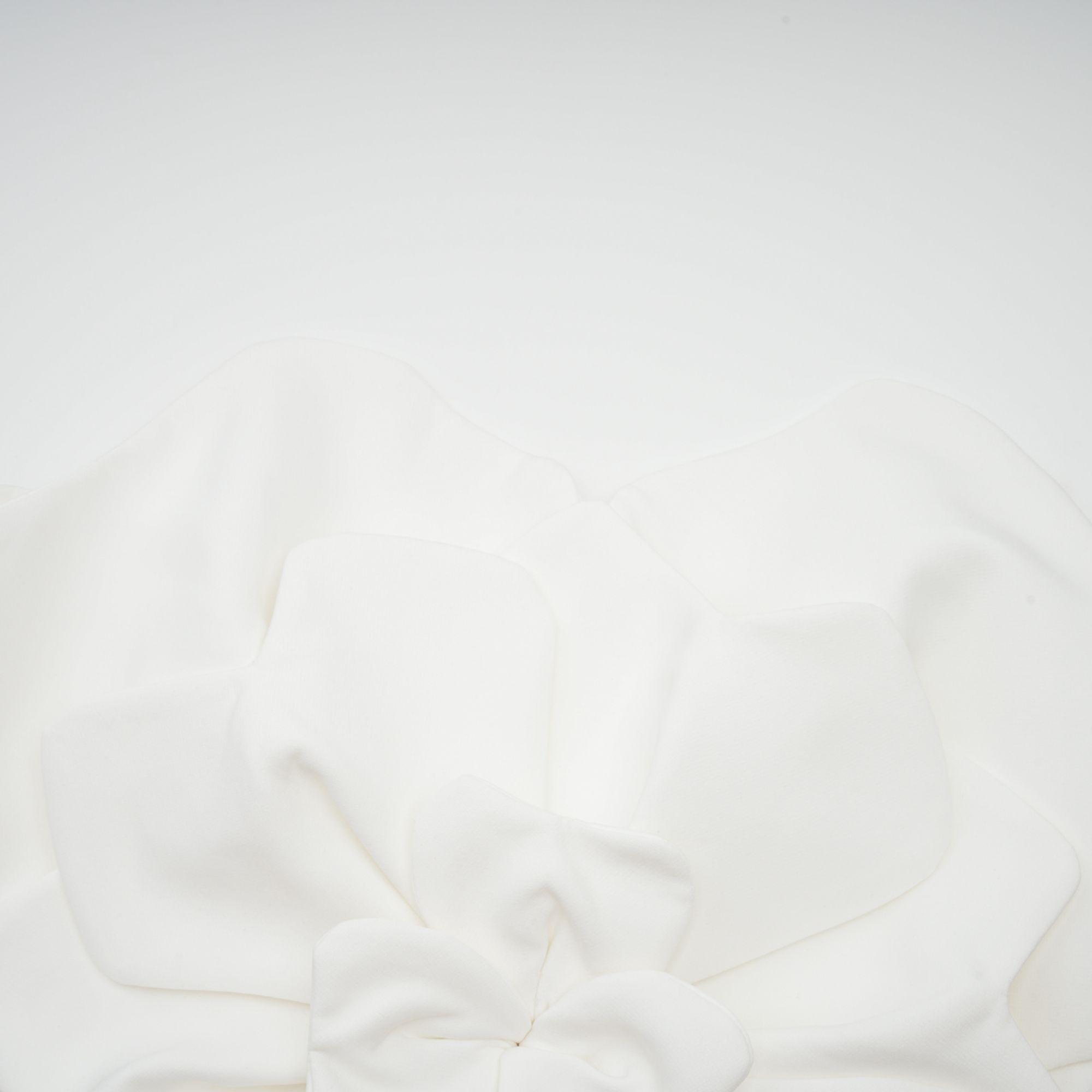 Flora Elegance Beyaz 3D Çiçek Detaylı Straplez Bluz