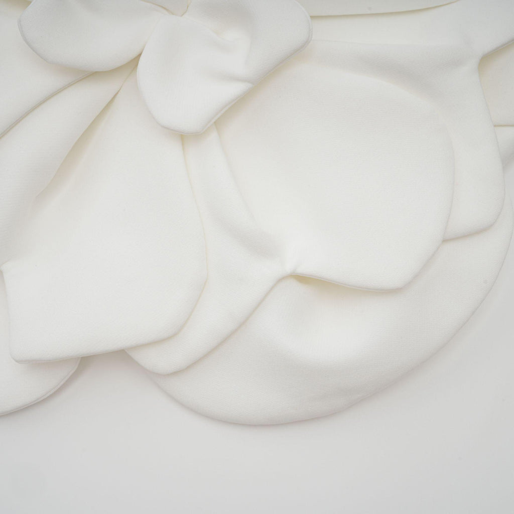 Flora Elegance Beyaz 3D Çiçek Detaylı Straplez Bluz