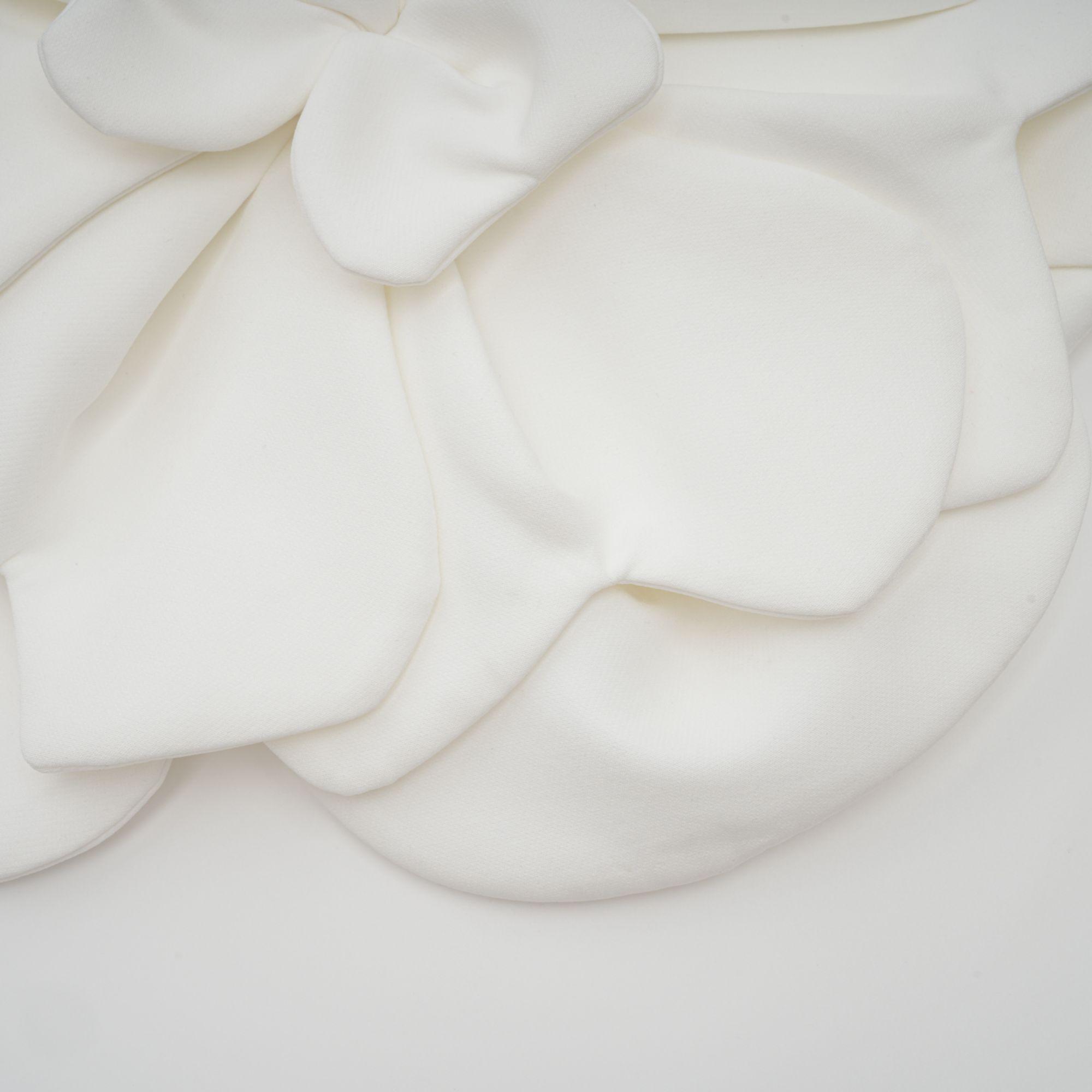 Flora Elegance Beyaz 3D Çiçek Detaylı Straplez Bluz