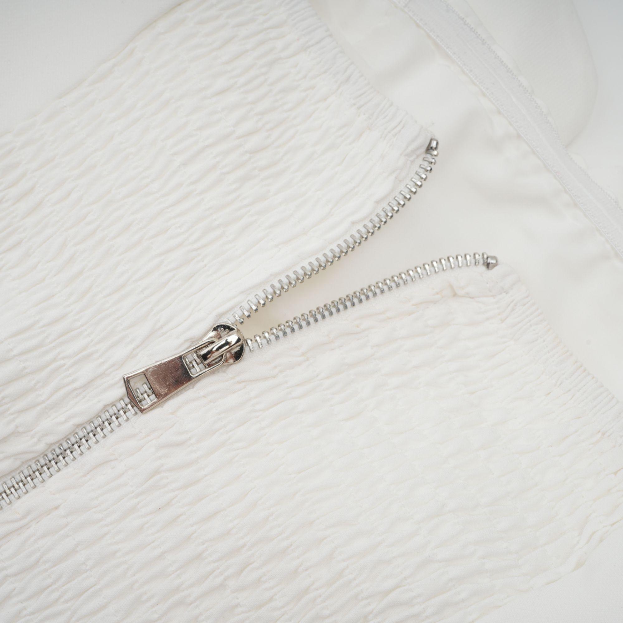 Flora Elegance Beyaz 3D Çiçek Detaylı Straplez Bluz