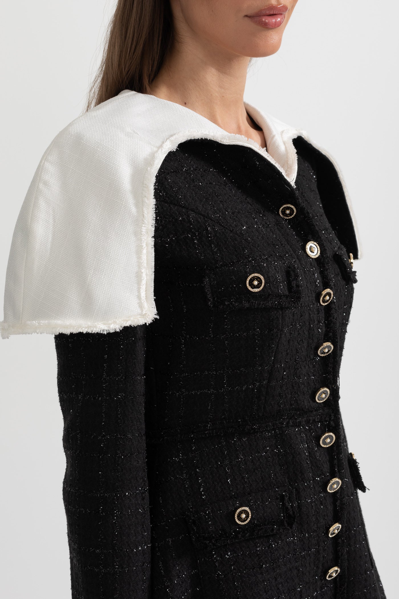 Siyah Dokulu Tweed Elbise – Belirgin Omuz Detaylı, Uzun Kollu