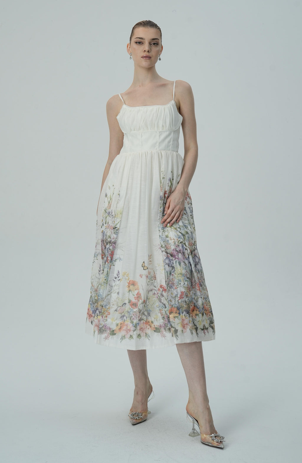 Dantelli Bedene Sahip Çiçek İşlemeli Midi Elbise