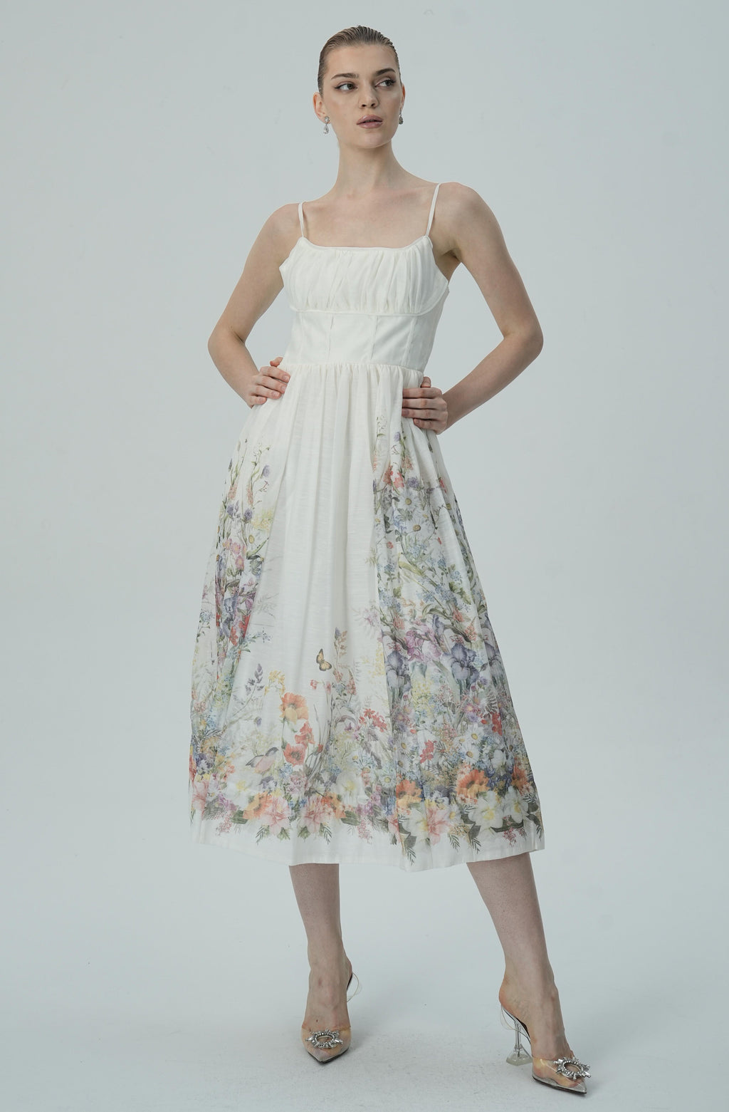 Dantelli Bedene Sahip Çiçek İşlemeli Midi Elbise