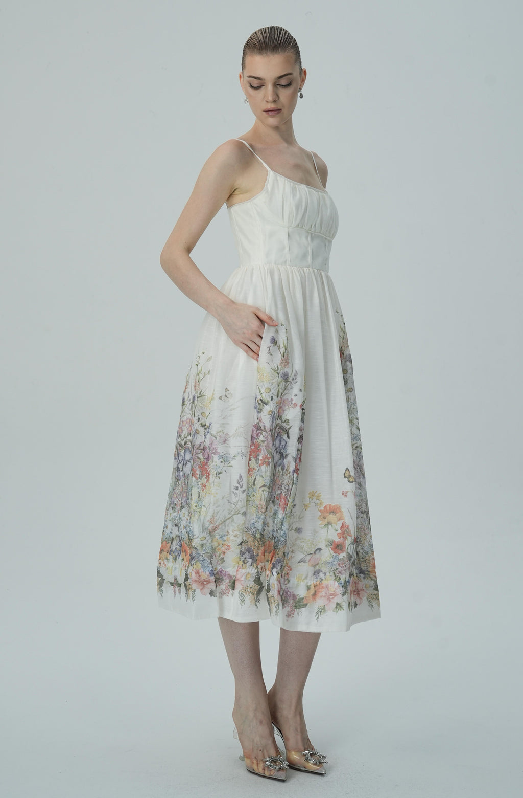 Dantelli Bedene Sahip Çiçek İşlemeli Midi Elbise