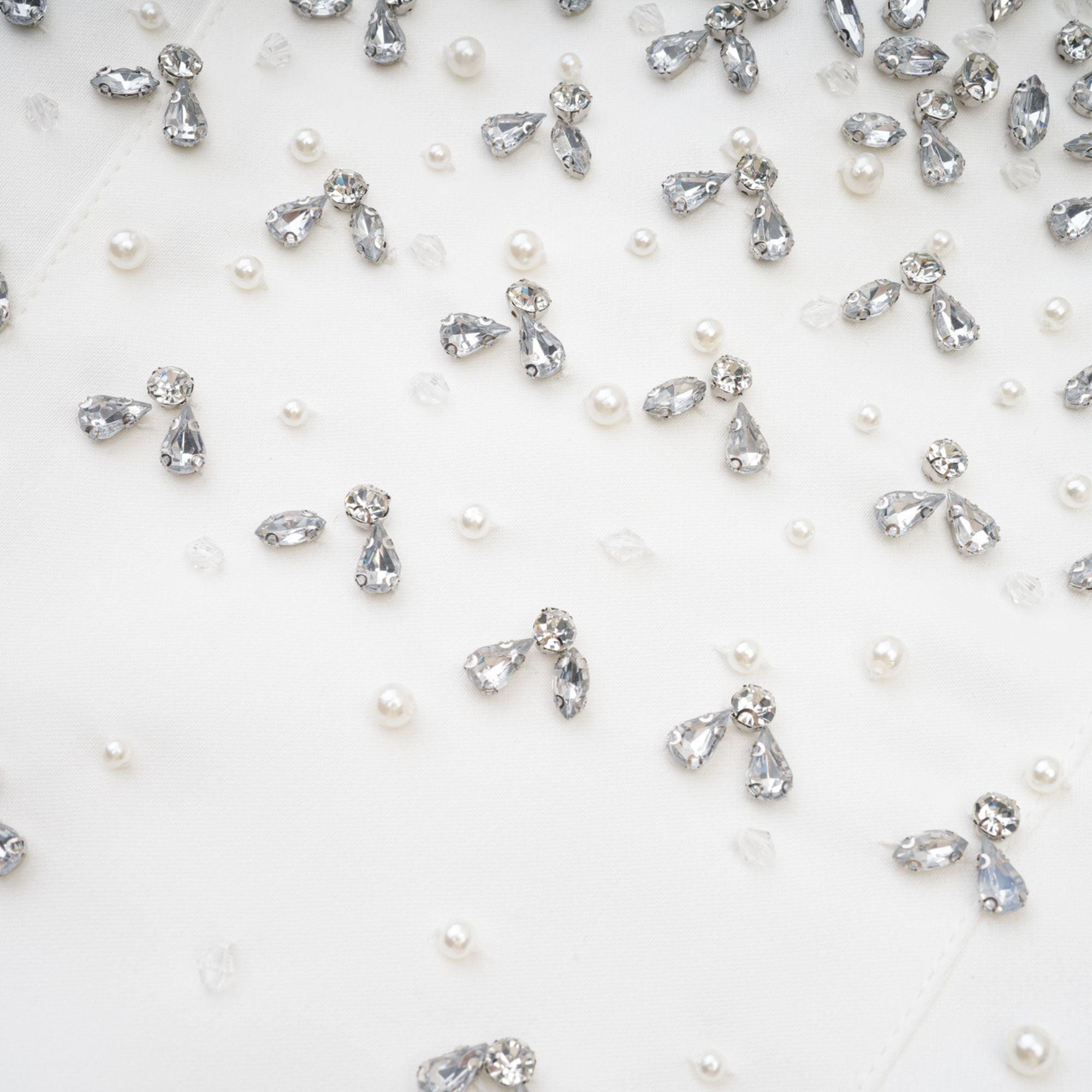 Radiance Elegance Beyaz Taş İşlemeli Straplez Mini Elbise